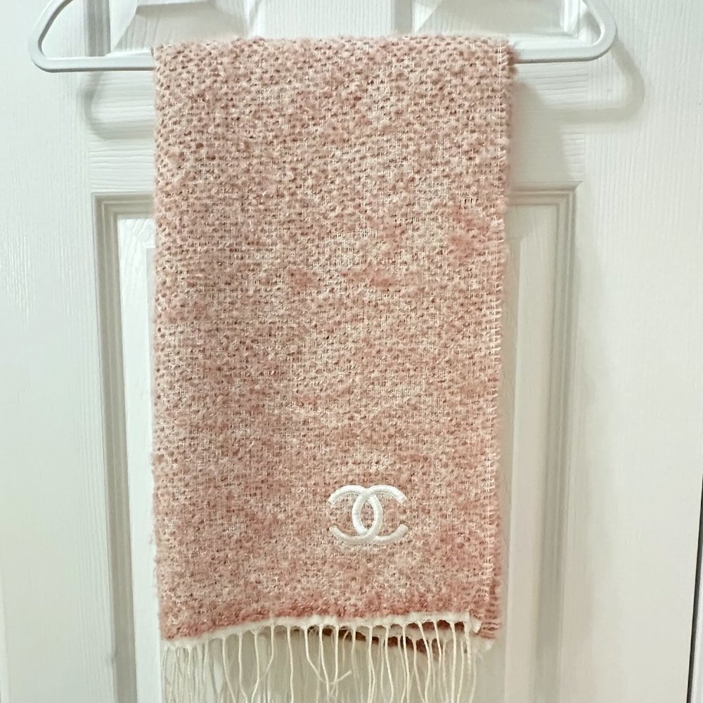 CHANEL cashmere and wool pink scarf